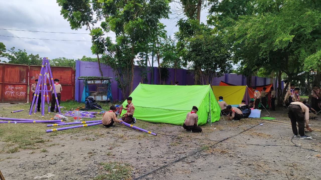 Awali LT III, Regu Putra MTsN 9 Bantul Dirikan Tenda Perkemahan
